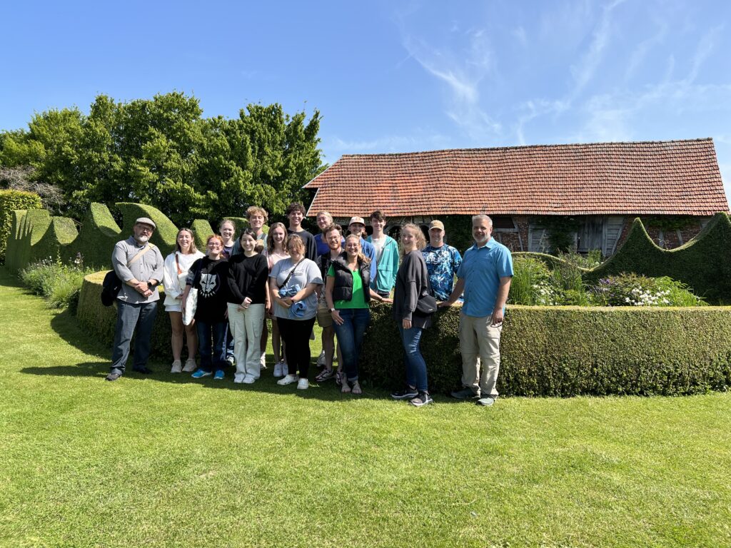 Students and faculty standing in front of the Jardin de Plume